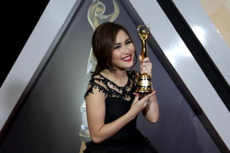 Penyanyi Ayu Ting Ting berpose saat Anugerah Musik Indonesia ke-19 di The Ecovention Ocean Park, Ancol, Jakarta, Rabu (28/9/2016). Ia mendapat penghargaan kategori artis solo wanita dangdut kontemporer terbaik. 