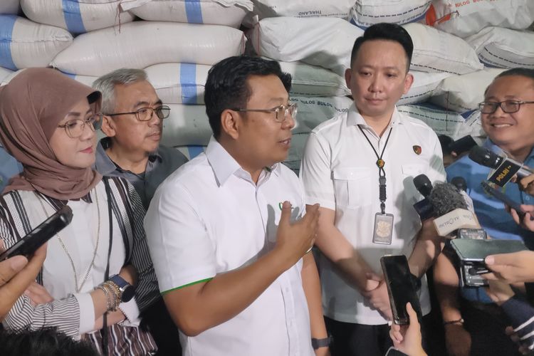 Kepala Badan Pangan Nasional (Bapanas) Arief Prasetyo Adi memastikan bahwa stok beras di Pasar Induk Beras Cipinang aman.