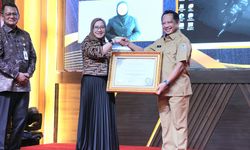 Berkat Inovasi NIK “Sehat”, Mendagri Tito Terima Penghargaan OPSI KIPP 2025