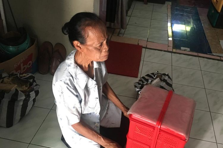 Mbah Khotimah (70) seorang nenek penjual jajanan pasar keliling di Jalan Jangli IV RT 3 RW 9 Kelurahan Jatingaleh, Kecamatan Candi Sari  