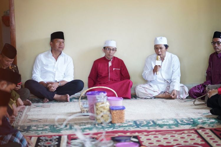 Pasangan calon gubernur dan wakil gubernur Jawa Barat nomor urut 2 Tubagus Hasanudin -Anton Charliyan (Hasanah) berkampanye di daerah Cianjur, Jumat (13/4/2018). Dalam kunjungannya, bakal calom gubernur Jawa Barat Tubagus Hasanudin mendapatkan restu dan dukungan dari Ketua Pimpinan Cabang Nahdlatul Ulama (PCNU) Kabupaten Cianjur, Choirul Anam. 