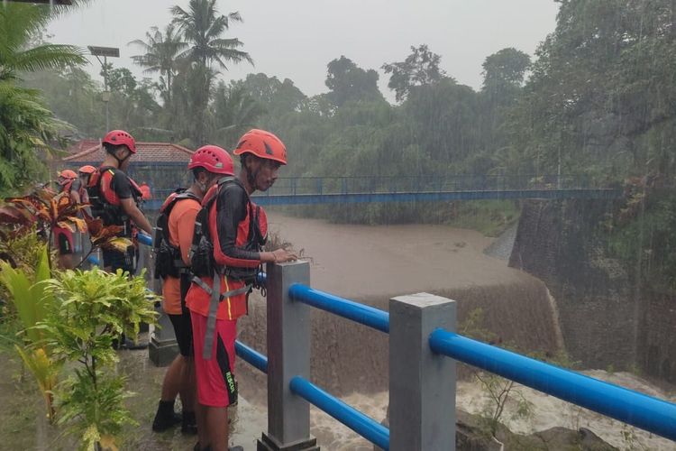 TIM SAR gabungan saat berupaya mencari keberadaan korban INP (44), yang hilang terseret arus Sungai Ayung, di Banjar Uma Desa , Desa Peguyangan Kaja, Kecamatan Denpasar Utara, Kota Denpasar, Bali, pada Rabu (19/10/2022)./ Dok. Basarnas Bali