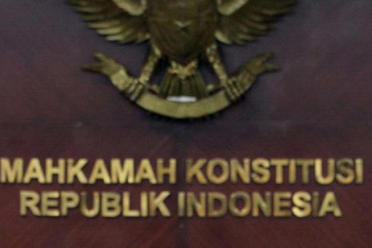 Ketua Mahkamah Konstitusi Mahfud MD menerima tokoh lintas agama yang tergabung dalam Indonesian Conference on Religion and Peace, di Gedung MK Jakarta, Senin (28/1/2013). Tokoh lintas agama tersebut mendatangi MK untuk menyikapi tentang pemaksaan mata pelajaran Agama Islam pada Sekolah Katolik di Blitar dan melaporkan dugaan pelanggaran konstitusi ke MK. TRIBUNNEWS/DANY PERMANA