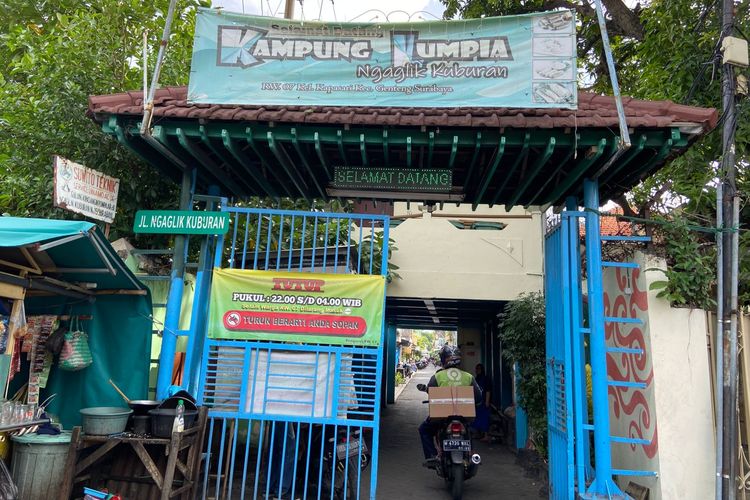 Pintu masuk Kampung Lumpia Surabaya yang berada di Gang Ngaglik Kuburan.