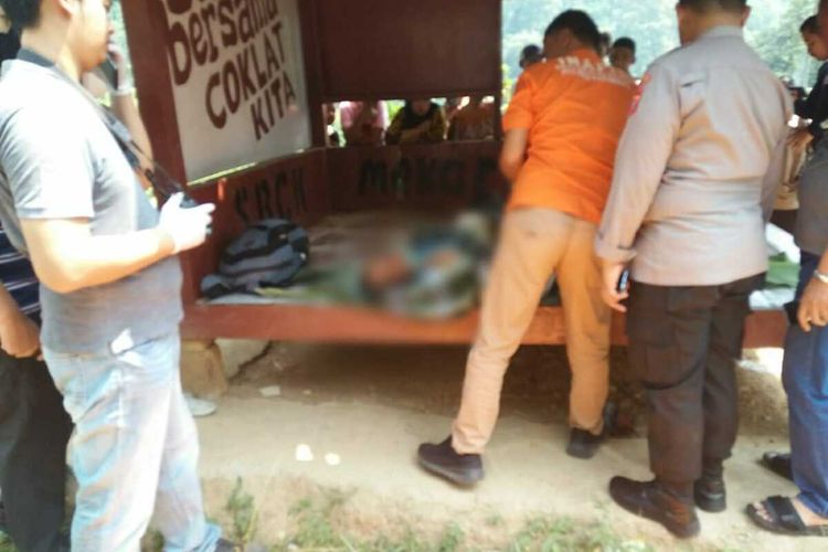 Petugas gabungan mengevakuasi seorang peziarah yang meninggal di jalur pendakian Gunung Sanggabuana, Sabtu (23/7/2023).
