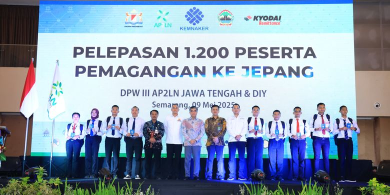 Menteri Ketenagakerjaan Yassierli, Gubernur Jawa Tengah Ahmad Luthfi, Dirjen Binalavotas Kemenaker Agung Nur Rohmad, Ketua BNSP Syamsi Hari, Ketua Umum AP2LN Firman Budiyanto, serta perwakilan dari Kadin berfoto bersama dengan beberapa peserta magang saat Pelepasan 1.200 Peserta Pemagangan ke Jepang di Semarang, Jawa Tengah, Jumat (9/5/2025).