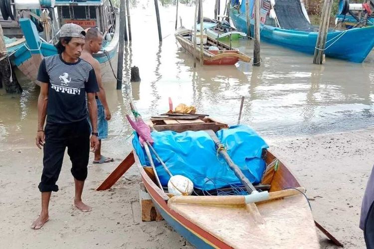 Masyarakat Kabupaten Karimun, Kepulauan Riau (Kepri), digegerkan dengan penemuan perahu nelayan tak bertuan di tengah laut.