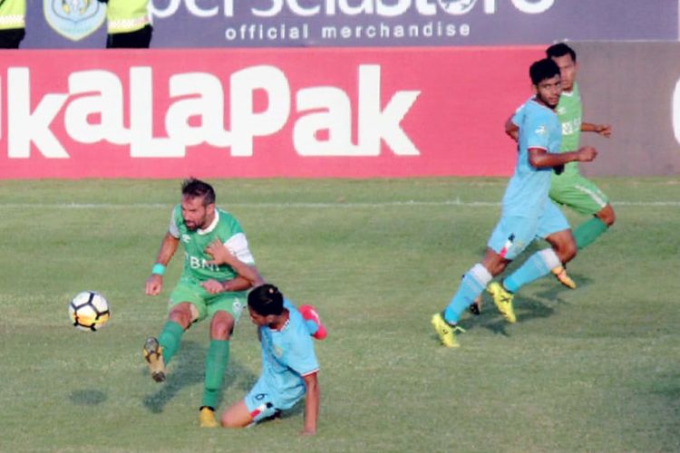 Aksi gelandang Persela Lamongan Ahmad Subagja Baasith (terjatuh) dan Syahroni (dua dari kanan), dalam laga kontra Bhayangkara FC, Minggu (16/9/2018).