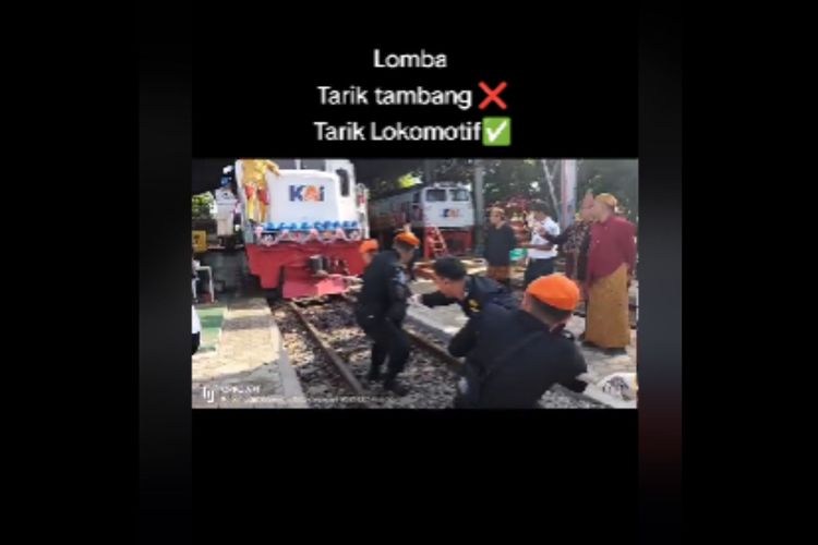 Tangkapan layar video pegawai KAI menarik lokomotif saat lomba HUT ke-78 RI, Kamis (17/8/2023).