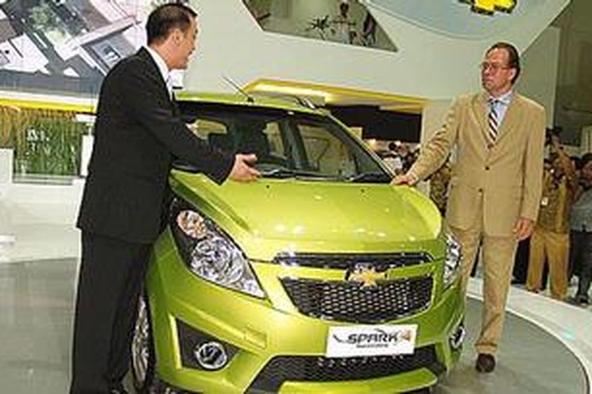 Martin Apfel (kanan) ketika meluncurkan Chevrolet Spark di IIMS 2010 bersama Mukiat Sutikno (kiri)