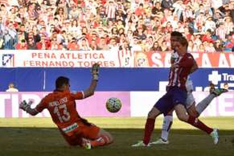 Fernando Torres mencetak satu gol ke gawang Granada saat Atletico Madrid menang 3-0 di Stadion Vicente Calderon, Minggu (17/4/2016). 