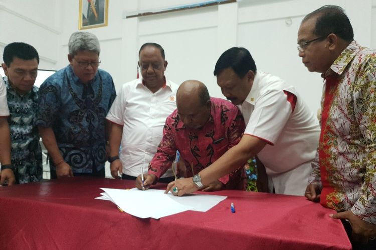 Gubernur Papua Lukas Enembe tengah menandatangani SK penetapan 37 Cabor yang akan dilombakan dalam PON 2020, Kota Jayapura, Papua, Jumat (11/10/2019)