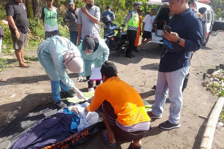 PMI Kulon Progo mengevakuasi jenazah meninggal dunia yang ditemukan di muara Sungai Progo di Pedukuhan Depok Bleberan, Kalurahan Banaran, Kapanewon Galur, Kabupaten Kulon Progo, Daerah Istimewa Yogyakarta. Ia merupakan pensiunan yang sedang memancing.