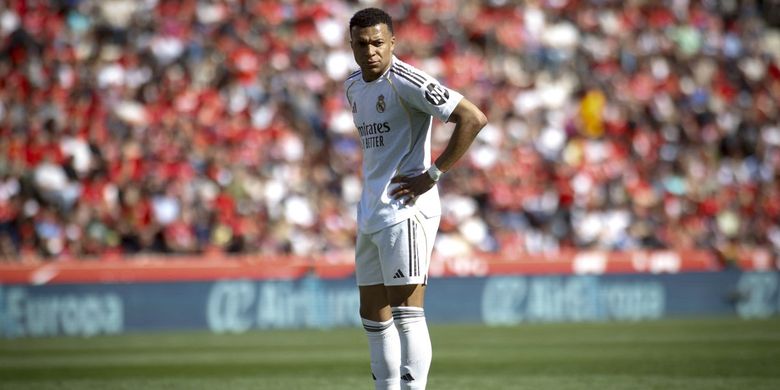 Penyerang Real Madrid, Kylian Mbappe, bereaksi pada laga Liga Spanyol antara RCD Mallorca dan Real Madrid CF di Stadion Mallorca Son Moix di Palma de Mallorca pada 4 April.