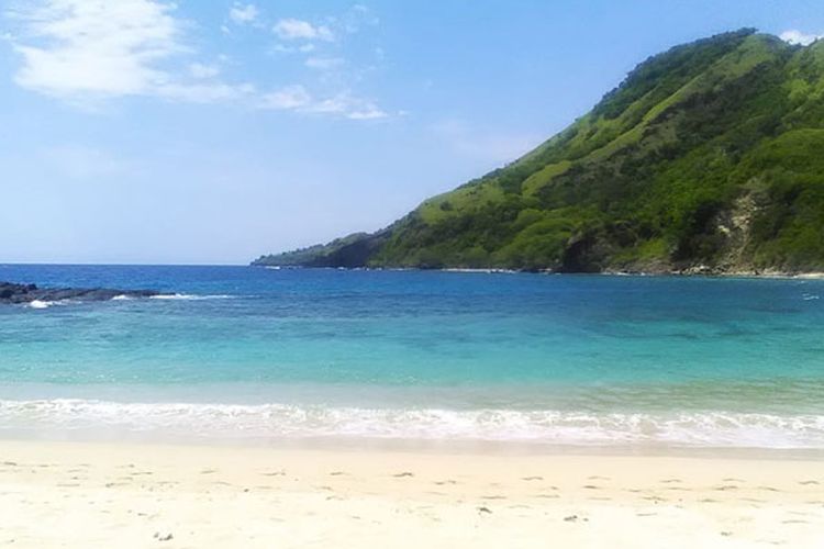 Pantai Koka di Kabupaten Sikka, Pulau Flores, Nusa Tenggara Timur, Selasa (8/1/2019).