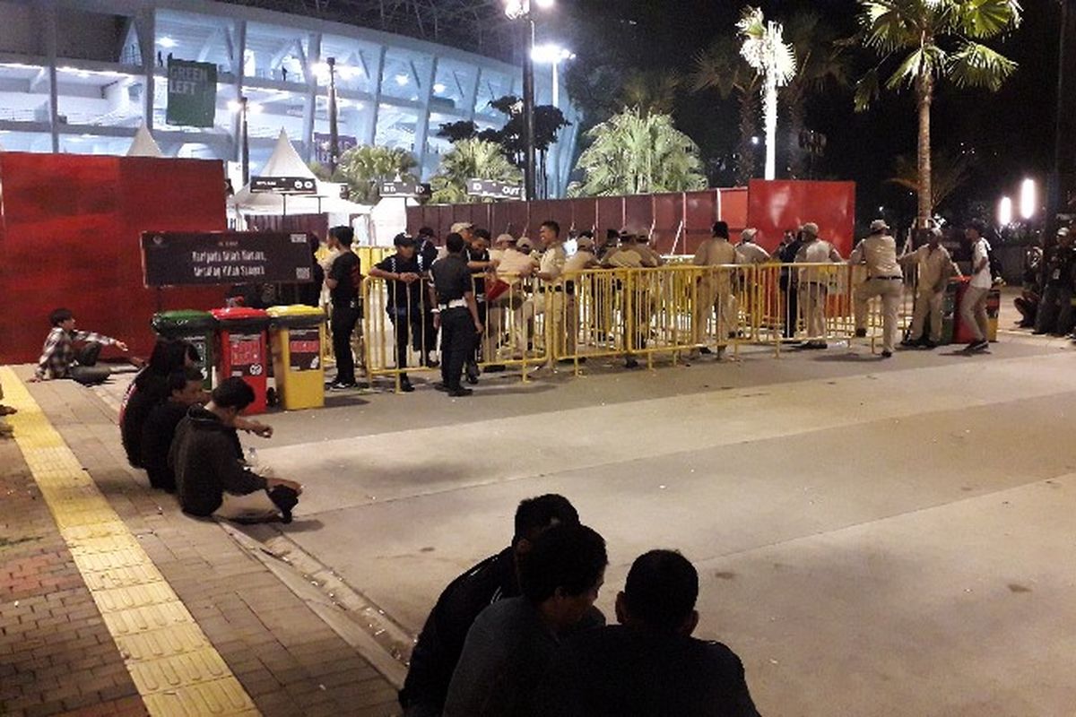 Area pintu masuk penonton konser Guns N Roses Not in this Lifetime Tour Jakarta digelar di Stadion Utama Gelora Bung Karno (GBK), Jakarta Pusat pada Kamis (8/11/2018).