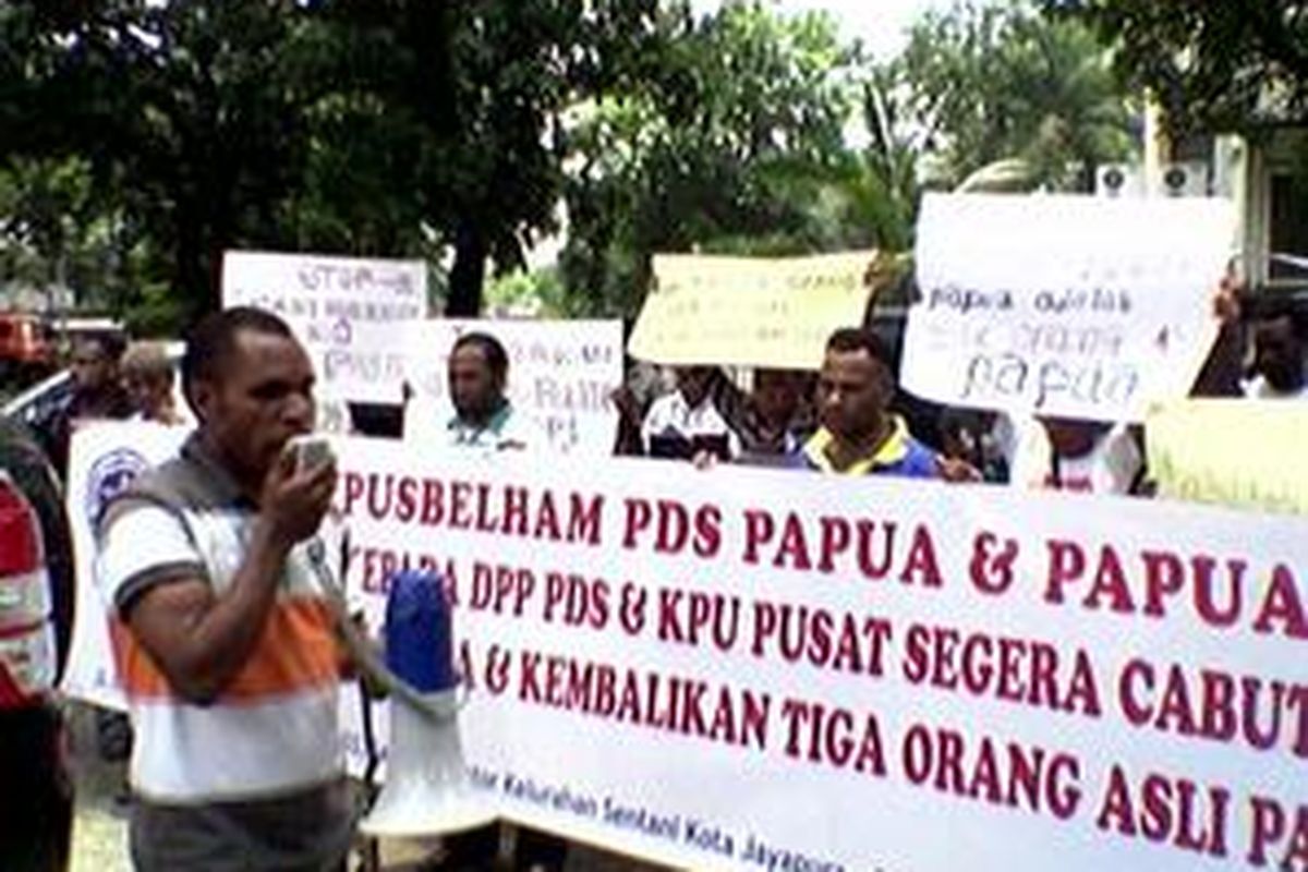 Puluhan warga Papua menuntut Kantor DPP PDS di Jakarta, Selasa (7/10). Mereka mendesak pusat mencabut tiga orang caleg non-Papua yang masuk ke daftar caleg yang ditetapkan pusat.
