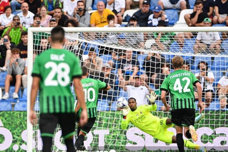 Kiper AC Milan Mike Maignan menggagalkan penalti penyerang Sassuolo Domenico Berardi dalam laga pekan keempat Liga Italia 2022-2023. Laga Sassuolo vs AC Milan digelar di Stadion Mapei, Selasa (30/8/2022) malam WIB.