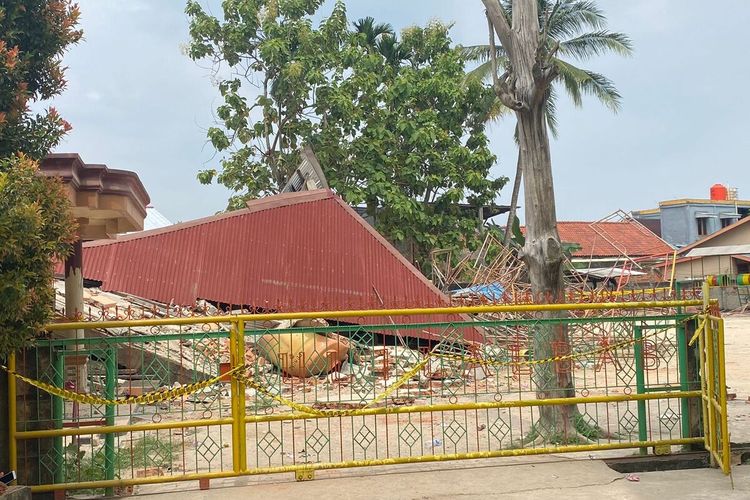 Bangunan Sekolah Islam Terpadu (SIT) Ulil Albab yang berada di Kecamatan Sematang Borang, Kecamatan Sako, Palembang, Sumatera Selatan roboh saat sedang dibangun pada Jumat (1/7/2022).Akibat kejadian tersebut, satu orang pekerja bangunan tewas di tempat dan satu warga sekitar mengalami luka-luka.