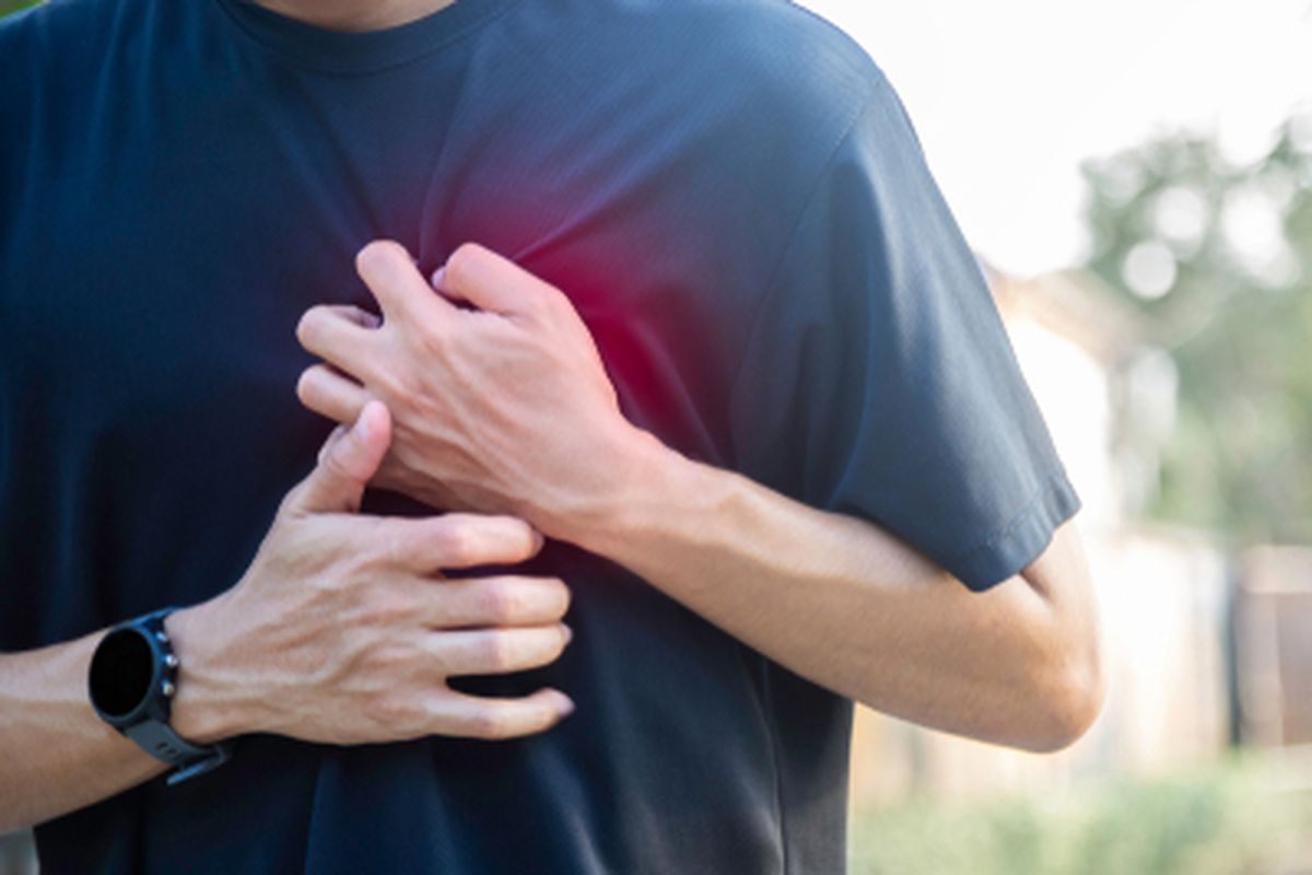 Bahaya utama dari kolesterol tinggi adalah peningkatan risiko penyakit jantung koroner, yang dapat menyebabkan kematian akibat serangan jantung.