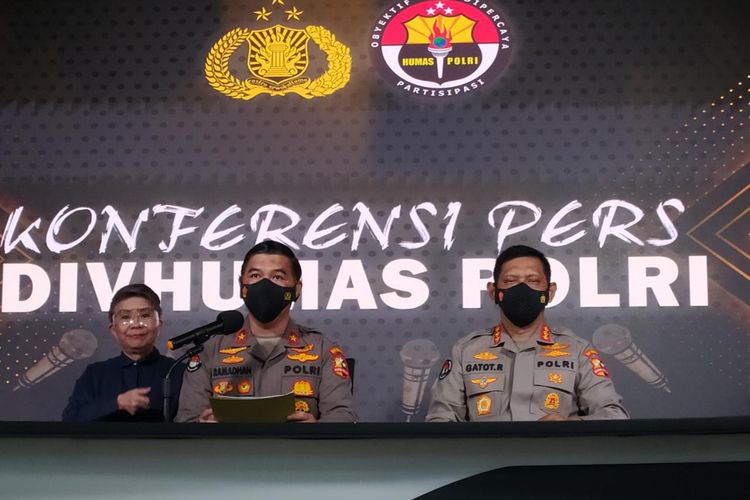 Karo Penmas Divisi Humas Polri Brigjen Ahmad Ramadhan dan Kabag Penum Divisi Humas Polri Kombes Gatot Repli Handoko dalam konferensi pers di Mabes Polri, Jakarta, Selasa (14/6/2022).