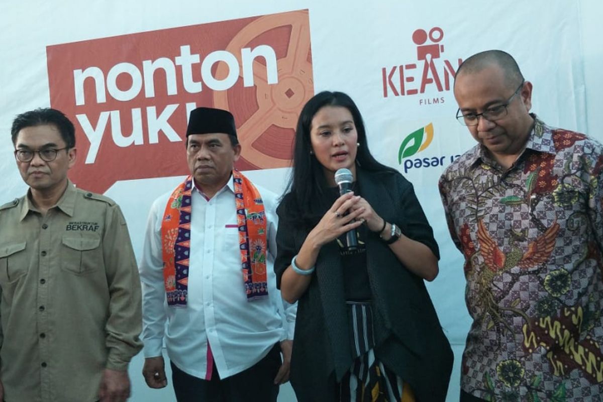 Deputi Infrastruktur Badan Ekonomi Kreatif Indonesia (Bekraf) Hari Sungkari, Sekretaris Daerah DKI Jakarta Saefullah, Pendiri Keana Films Marcella Zalianty, dan Direktur Utama Perumda Pasar Jaya Arief Nasrudin dalam acara peletakan baja pertama tanda remsi dimulainya pembangunan bioskop rakyat di Pasar Teluk Gong, Penjaringan, Jakarta Utara, Jumat (23/11/2018).