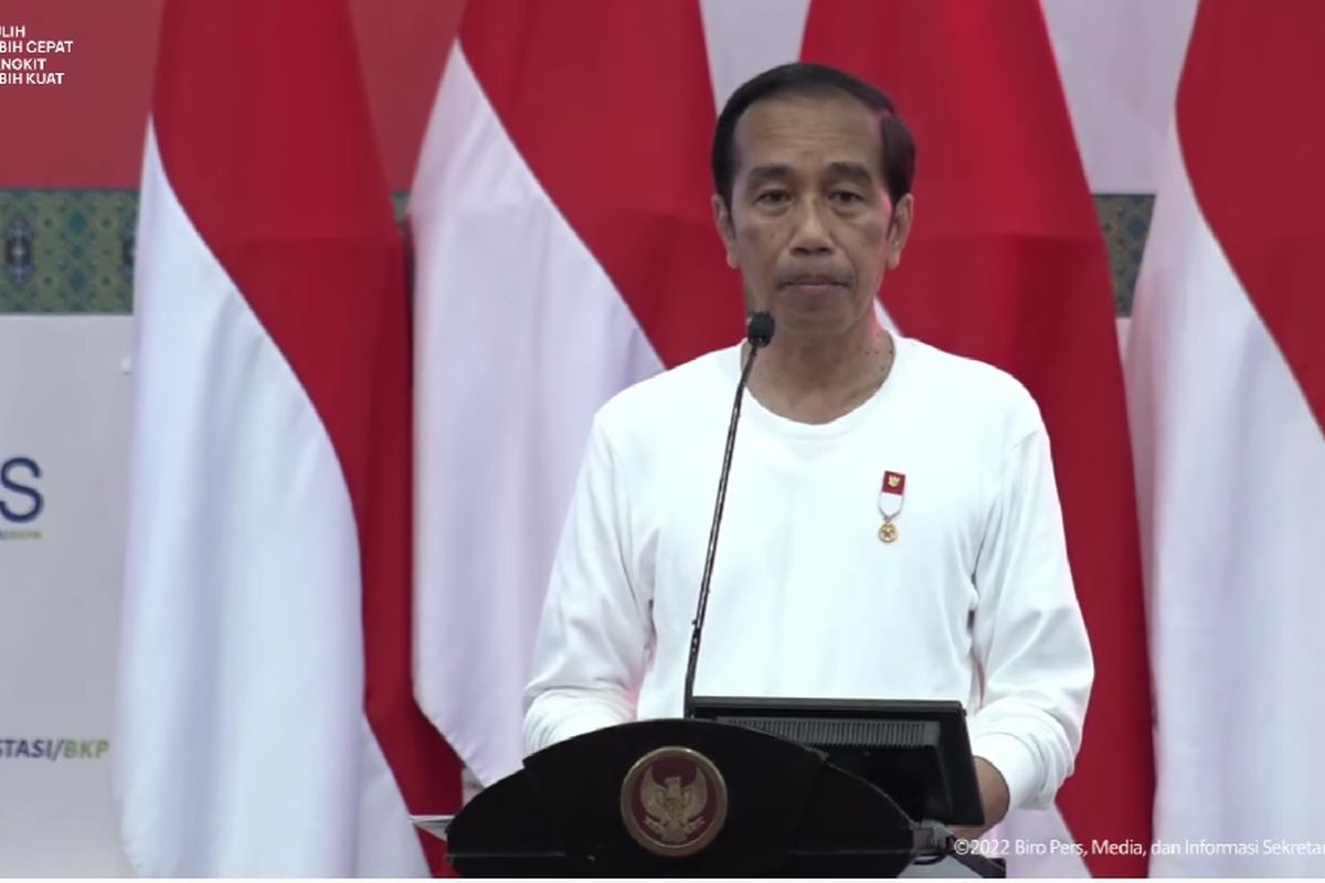 Presiden Joko Widodo mengenakan kaus saat menghadiri pemberian nomor induk berusaha (NIB) kepada usaha mikro dan kecil (UMK) di GOR Toware, Jayapura, Rabu (31/8/2022) pagi.