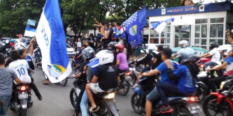 Ratusan suporter Persib Bandung mulai memadati jalan protokol di Kota Bandung di Jalan Ahmad Yani, Kota Bandung, Senin (19/10/2015). Para bobotoh menggelar konvoi untuk menyambut kedatangan Persib Bandung.