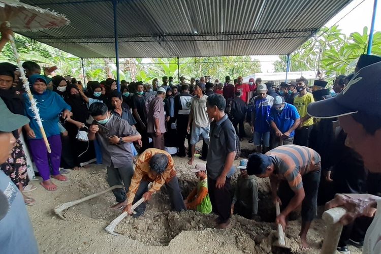 Pemakaman jenazah korban kecelakaan pesawat Sriwijaya Air SJ 182, Suyanto (40) dan Riyanto (32) di pemakaman Dukuh Tengaran, Katelan, Tangen, Sragen, Jawa Tengah, Minggu (31/1/2021) siang.