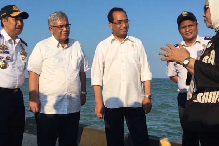Menteri Perhubungan Budi Karya Sumadi (tengah) saat mengecek lokasi calon Pelabuhan Patimban, Subang, Jawa Barat, Minggu (4/9/2016).