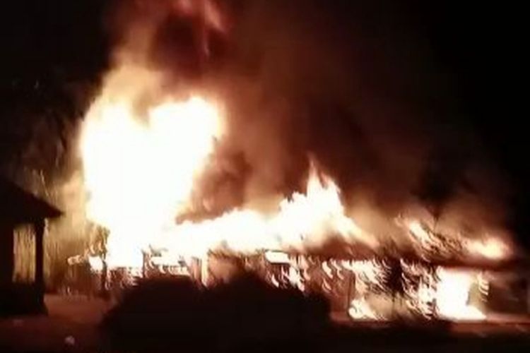 Dua rumah warga yang terbakar di Desa Kemingking, Bangka Tengah, Jumat (13/1/2023) dini hari.