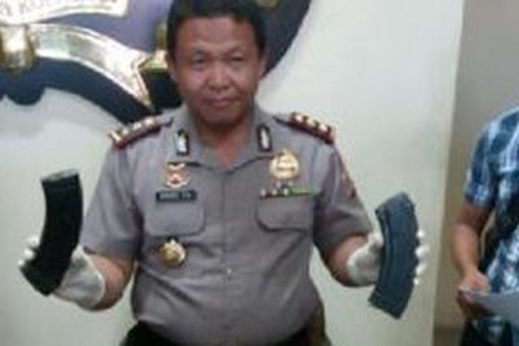 Kapolres Lhokseumawe AKBP Anang Triarsono memperlihatkan barang bukti yang diamankan dari almarhum Ridwan di Mapolres Lhokseumawe