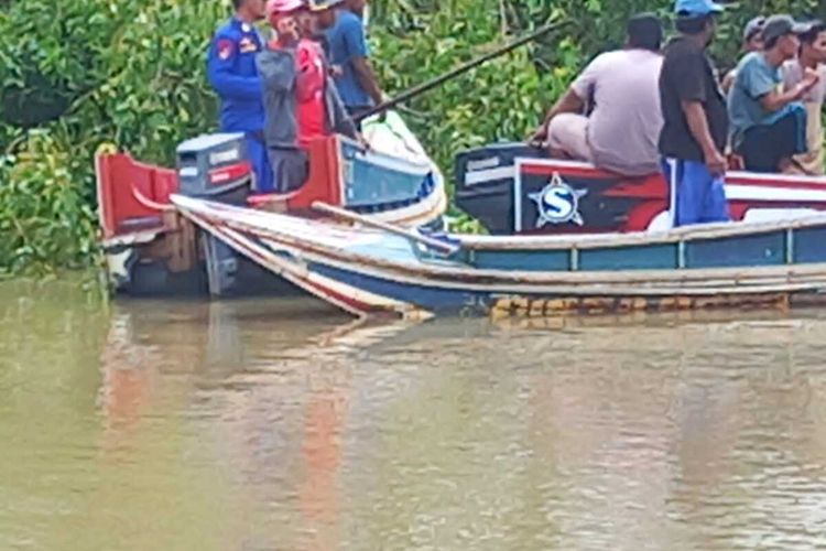 Pencarian remaja di kanal Bumi Dipasena yang diduga disambar buaya saat memasang jaring ikan, Minggu (8/1/2023).