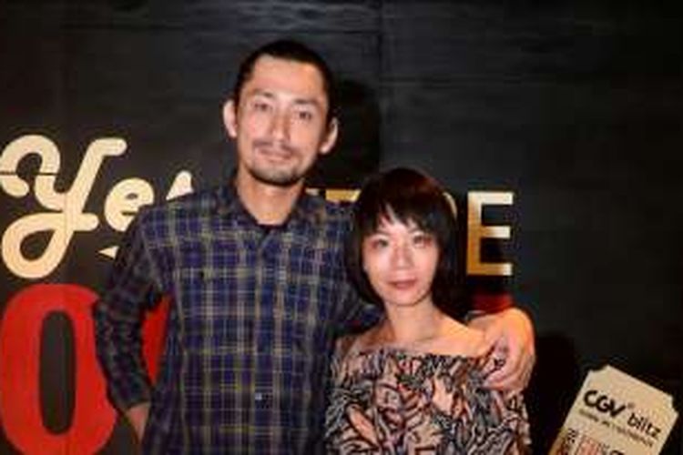 Revaldo dan istrinya, Indah Puspita Sari, diabadikan di Mall Grand Indonesia, Jakarta Pusat, Selasa (18/10/2016).