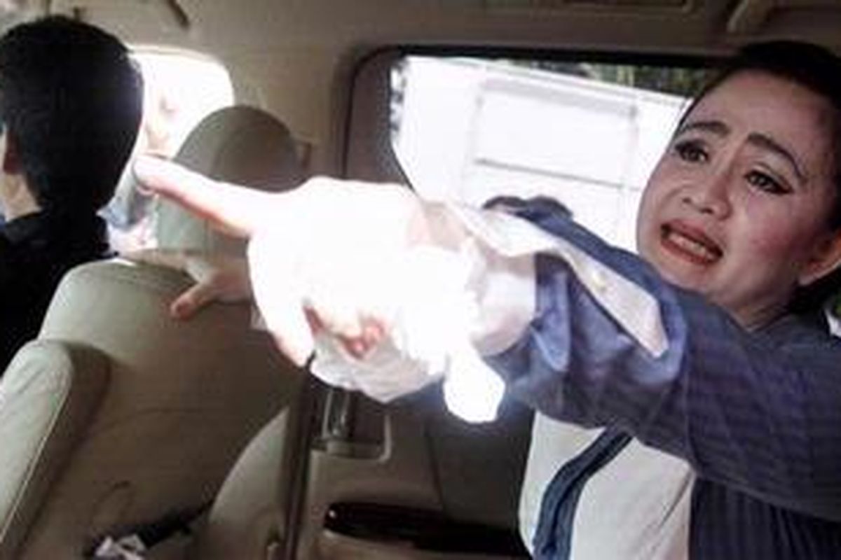 Terpidana kasus suap dan gratifikasi, Artalyta Suryani alias Ayin, akhirnya bebas dari Lapas Wanita Tangerang, Jumat (28/1/2011). Bebasnya Ayin sempat tertunda sehari karena belum keluarnya surat keputusan Dirjen Lembaga Pemasyarakatan. Ayin menerima pembebasan bersyarat karena telah menjalani dua pertiga masa tahanan dari vonis empat tahun enam bulan. 