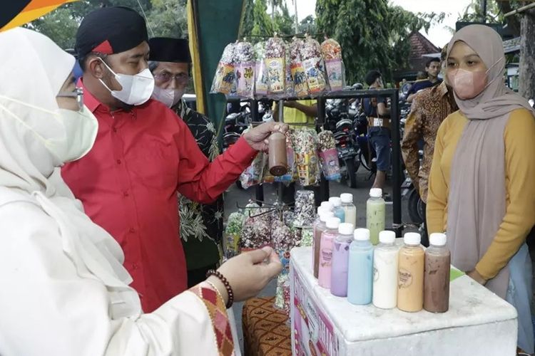 Bupati Sumenep saat mengunjungi Bazar Takjil Ramadhan di Sumenep.