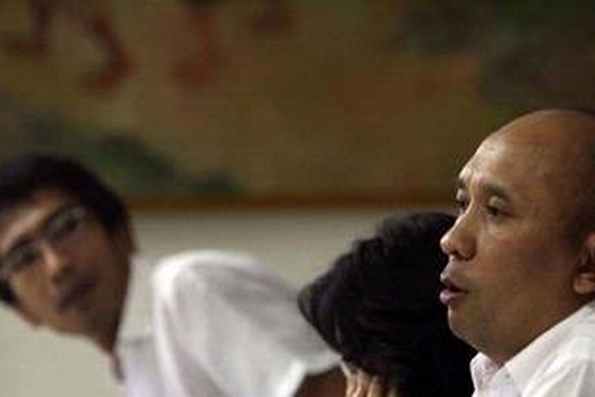 Teten Masduki (kanan) dalam sebuah jumpa pers di Kantor LBH Jakarta, Selasa (19/10/2010). 