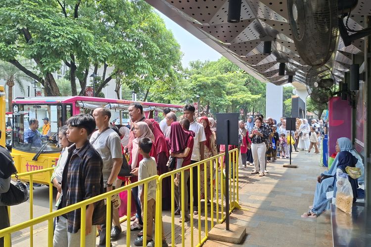 TMII Catat 10.000 Pengunjung Siang Ini, Antrean Shuttle Mengular 50 Meter