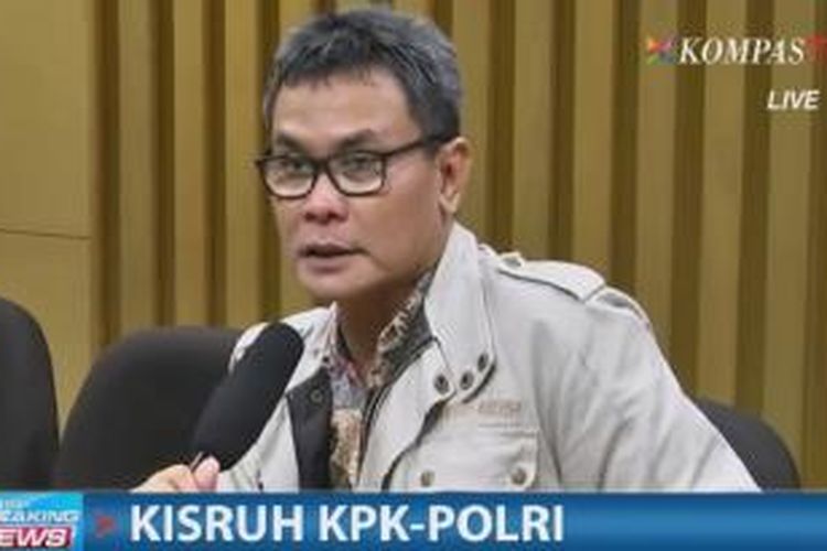 Deputi Pencegahan Komisi Pemberantasan Korupsi Johan Budi berbicara dalam konferensi pers di Gedung KPK, Senin (2/2/2015) malam.