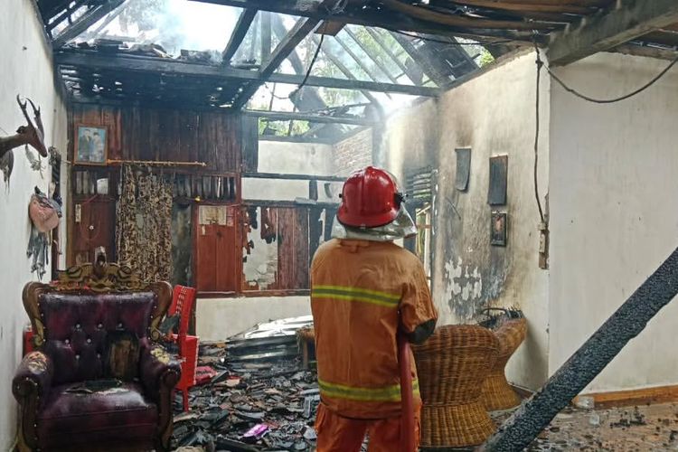 Bakar Rumah Mantan Mertua, Perempuan di PALI Sumsel Nyaris Diamuk Massa