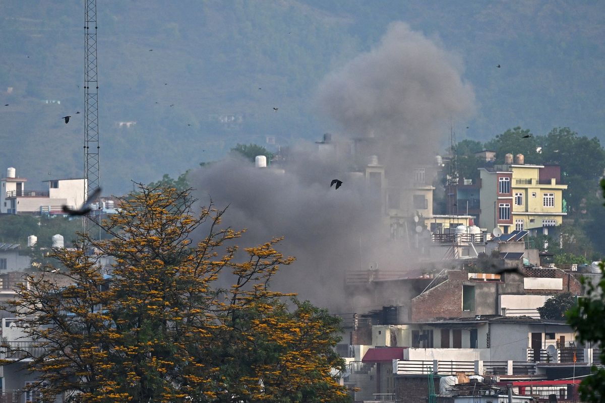Kepulan asap terlihat setelah serangan artileri menyasar distrik Poonch di wilayah Jammu, India, Rabu, 7 Mei 2025. Saat perang India-Pakistan awal mula berkecamuk, delapan orang tewas dan 29 luka-luka. Penelitian Telah Meramalkan Perang India-Pakistan pada 2025, Seperti Apa Jadinya?