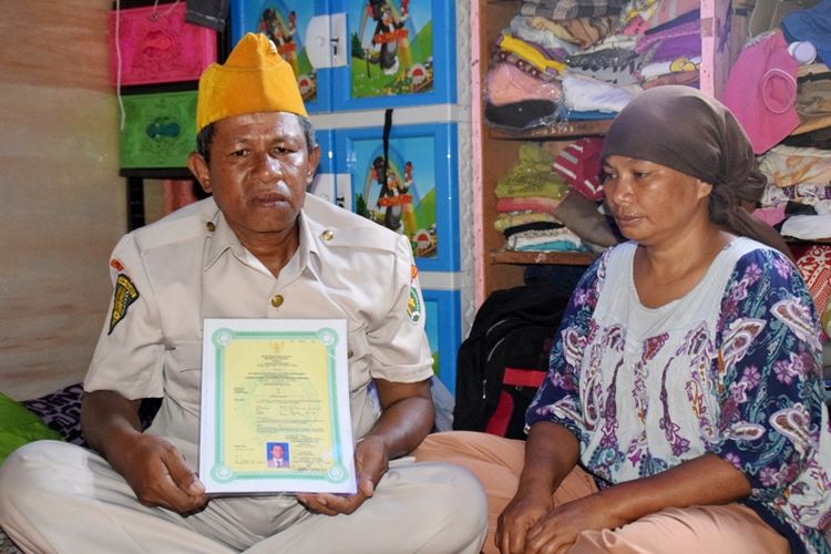 Muahir Ladari (kiri) bersama istrinya, Nurma, menunjukan surat pengesahan veteran dari negara. Muahir merupakan seorang pejuang veteran seroja yang bertugas di Kota Dili Timor Timur tahun 1975