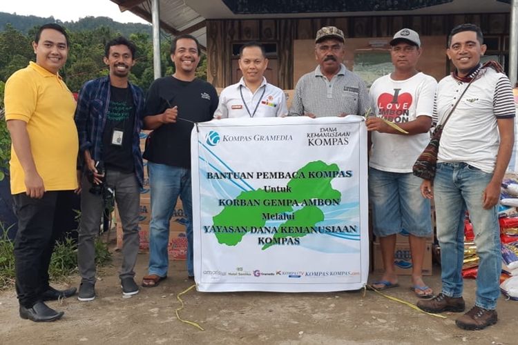 Yayasan Dana Kemanusiaan Kompas menyerahkan bantuan ke posko utama pengungsi bencana gempa di Desa Liang, Kecamatan Salahutu, Kabupaten Maluku Tengah, Selasa (15/10/2019).
