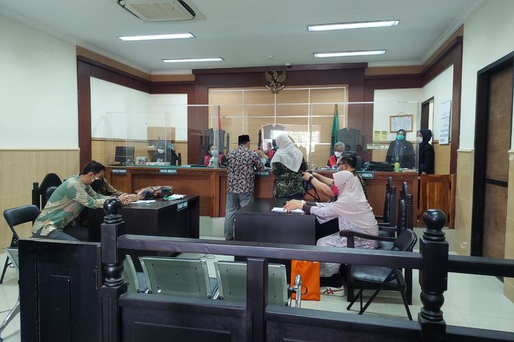 Suasana sidang kasus ingkar janji (wanprestasi) yang menjerat Ustaz Yusuf Mansur berlangsung di Pengadilan Negeri (PN) Tangerang, Kota Tangerang, Kamis (10/3/2022).