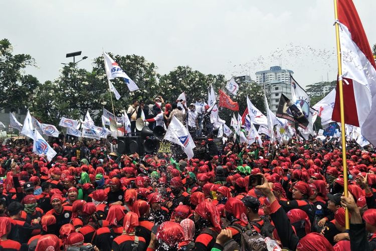 Massa buruh berdemonstrasi di sekitar Gedung DPR, Jakarta, Rabu (2/10/2019).