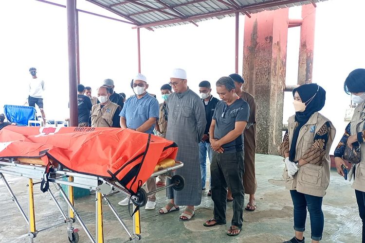 Petugas BP2MI mengurim Jenazah Nursyam (38), eks PMI Malaysia ke kampung halamannya di Soppeng Sulsel. Nursyam mengalami gagal jantung dan meninggal dunia sehari setelah dideportasi melalui Nunukan Kaltara