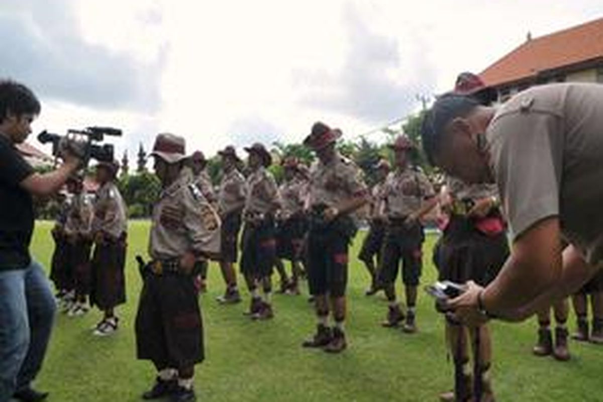 Salah satu kegiatan polisi anak-anak. Kombes Pol Gde Sugianyar terlihat sibuk mengabadikan kegiatan mereka.  