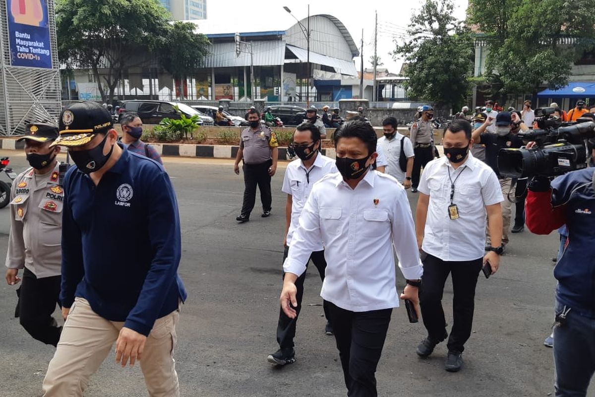 Tim Pusat Laboratorium Forensik (Puslabfor) Mabes Polri mulai melakukan olah Tempat Kejadian Perkara di kawasan gedung Kejaksaan Agung, Kebayoran Baru, Jakarta pada Senin (24/8/2020) sekitar pukul 09.00 WIB. Kapuslabfor Bareskrim Mabes Polri Brigjen Ahmad Haidar, Direktur Tindak Pidana Umum Bareskrim Polri Brigjen Ferdy Sambo, dan Wakil Direktur Kriminal Umum Polda Metro Jaya, AKBP Jean Calvijn Simanjuntak, bersama pihak Kejaksaan Agung masuk ke gedung Kejaksaan Agung lewat pintu depan di Jalan Sultan Hasanuddin sekitar pukul 09.30 WIB.