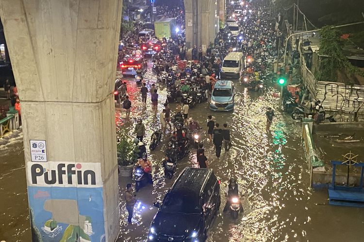 Senin Malam Semrawut di Jakarta: Banjir, Macet, TJ Tersendat, KRL Green Line Lumpuh