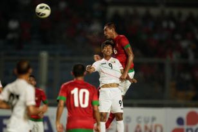 Pemain Indonesia U-19 Hansamu Yama (kanan) beradu dengan pemain Myanmar U-19 dalam pertandingan persahabatan di Stadion Utama Gelora Bung Karno, Senayan, Jakarta, Senin (5/5/2014). Pertandingan berakhir imbang 1-1. 